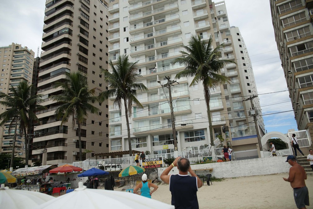 Grupo protesta em frente ao edifício Solaris, no Guarujá (SP), apontado como propriedade do ex-presidente Lula. (Foto: Renato Cerqueira/Estadão Conteúdo )