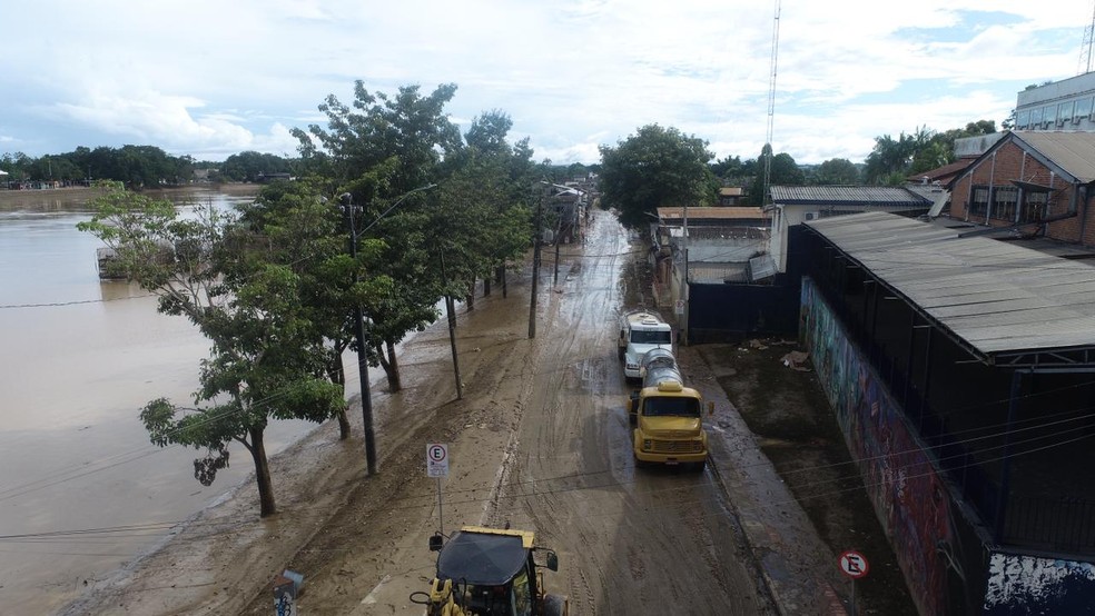 Com a vazante do Rio Acre, lixo e sujeira são vistos nos bairros alagados  — Foto: Rafael Dias/Deracre