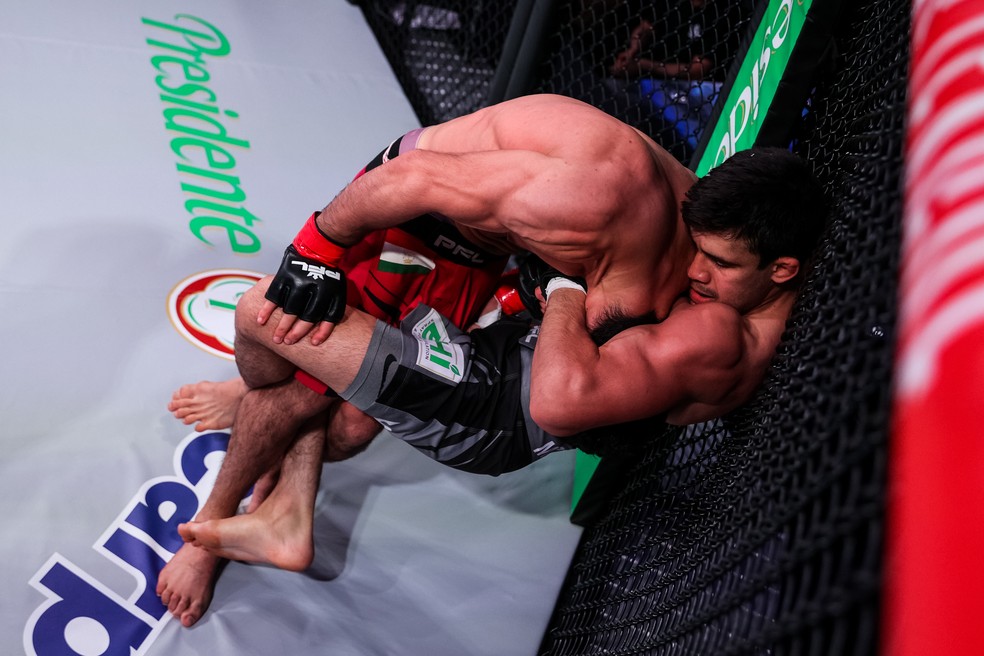 Alexander Martinez venceu Loik Radzhabov por decisão dividida em resultado polêmico — Foto: Divulgação