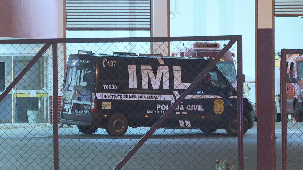 Carro do IML no quartel dos bombeiros onde criança de 6 anos morreu, no DF — Foto: TV Globo/Reprodução