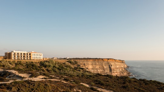 Hotel luxuoso com foco em bem-estar é inaugurado na meca do surf em Portugal