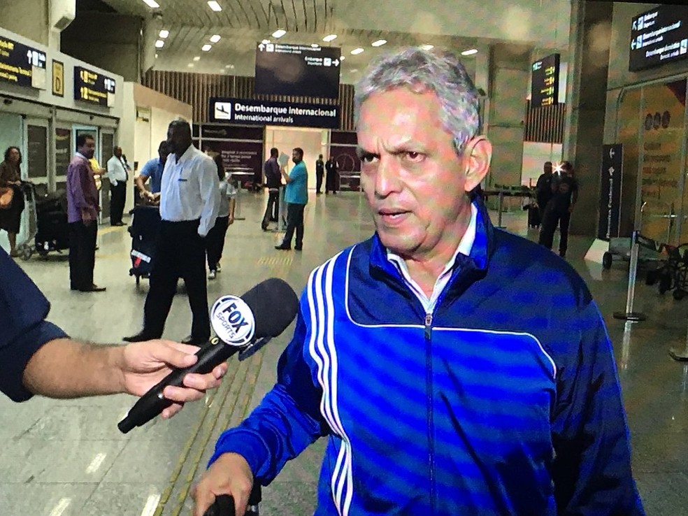 Reinaldo Rueda desembarcou no Rio nesta segunda-feira (Foto: Reprodução Fox)