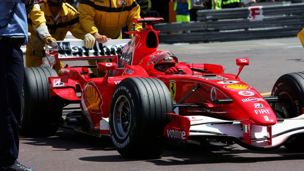 Carro de Schumacher "parou" no fim da classificação do GP de Mônaco de 2006, acionando a bandeira amarela — Foto: Motorsport Images