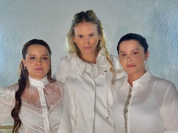 Maquiadora Flávia Brunetti posa com Maiara e Maraísa em culto em memória de Marília Mendonça (Foto: Reprodução/Instagram)