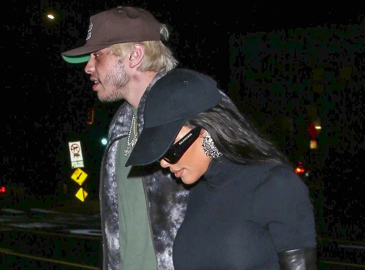 Pete Davidson exibe chupão no pescoço em passeio com a namorada, Kim Kardashian (Foto: Grosby Group)