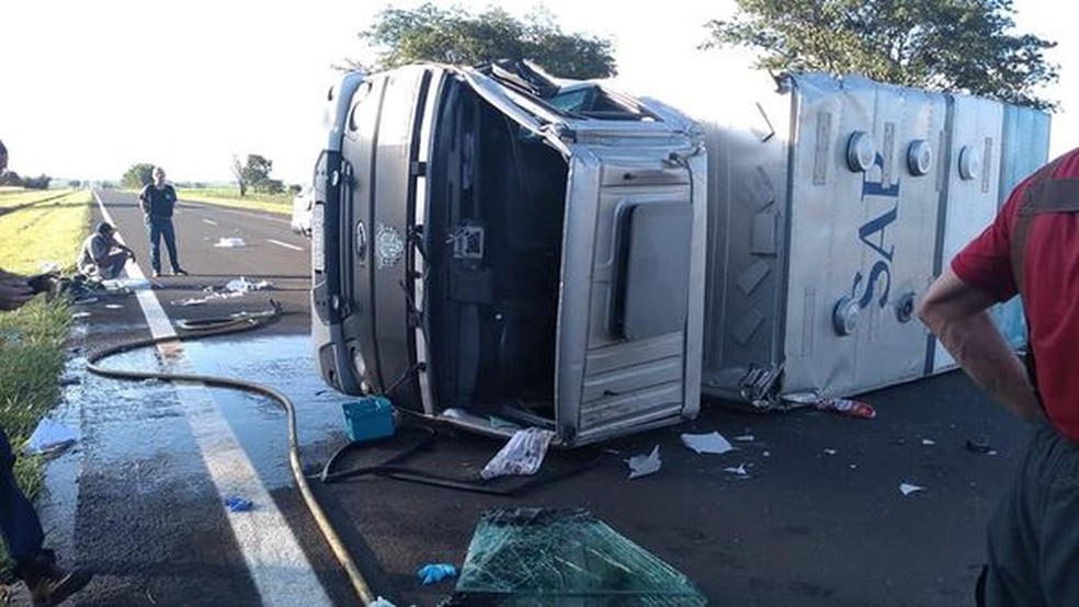 Veículo de transporte de presos capota e um funcionário morre em rodovia em Promissão — Foto: Sifuspesp/Divulgação