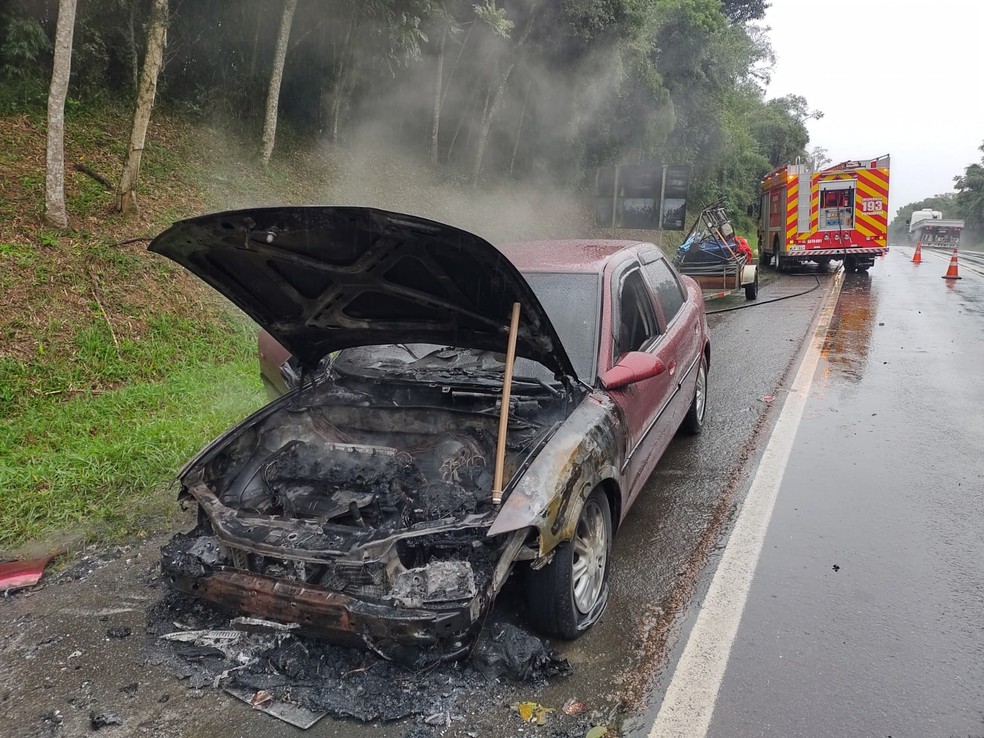 Parte frontal do carro que pegou fogo em Papanduva — Foto: CBMSC/Divulgação