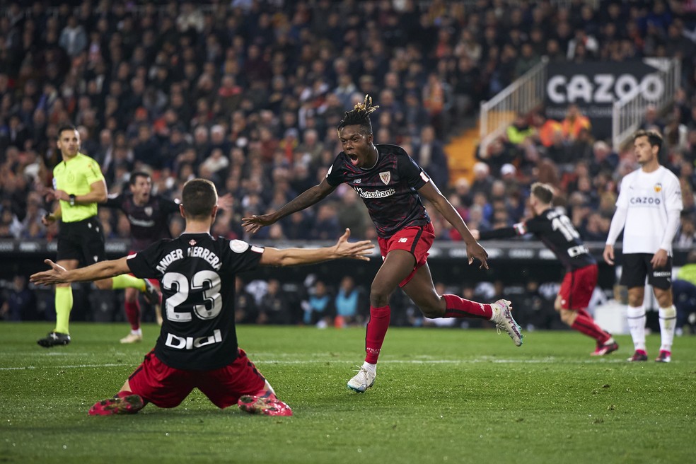 Nico Williams comemora gol do Athletic Bilbao sobre o Valencia na Copa do Rei — Foto: Manuel Queimadelos/Quality Sport Images/Getty Images