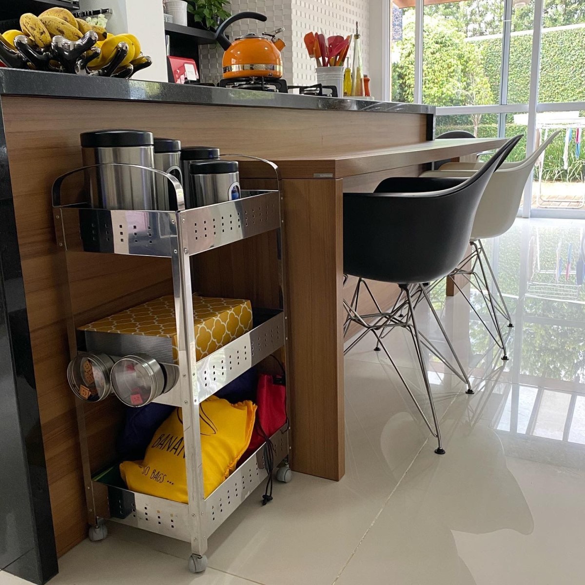 Embora muitos acreditem que as caixas organizadoras são ideais apenas para escritórios, elas são extremamente úteis na cozinha (Foto: Arquivo pessoal / Rafa Oliveira)