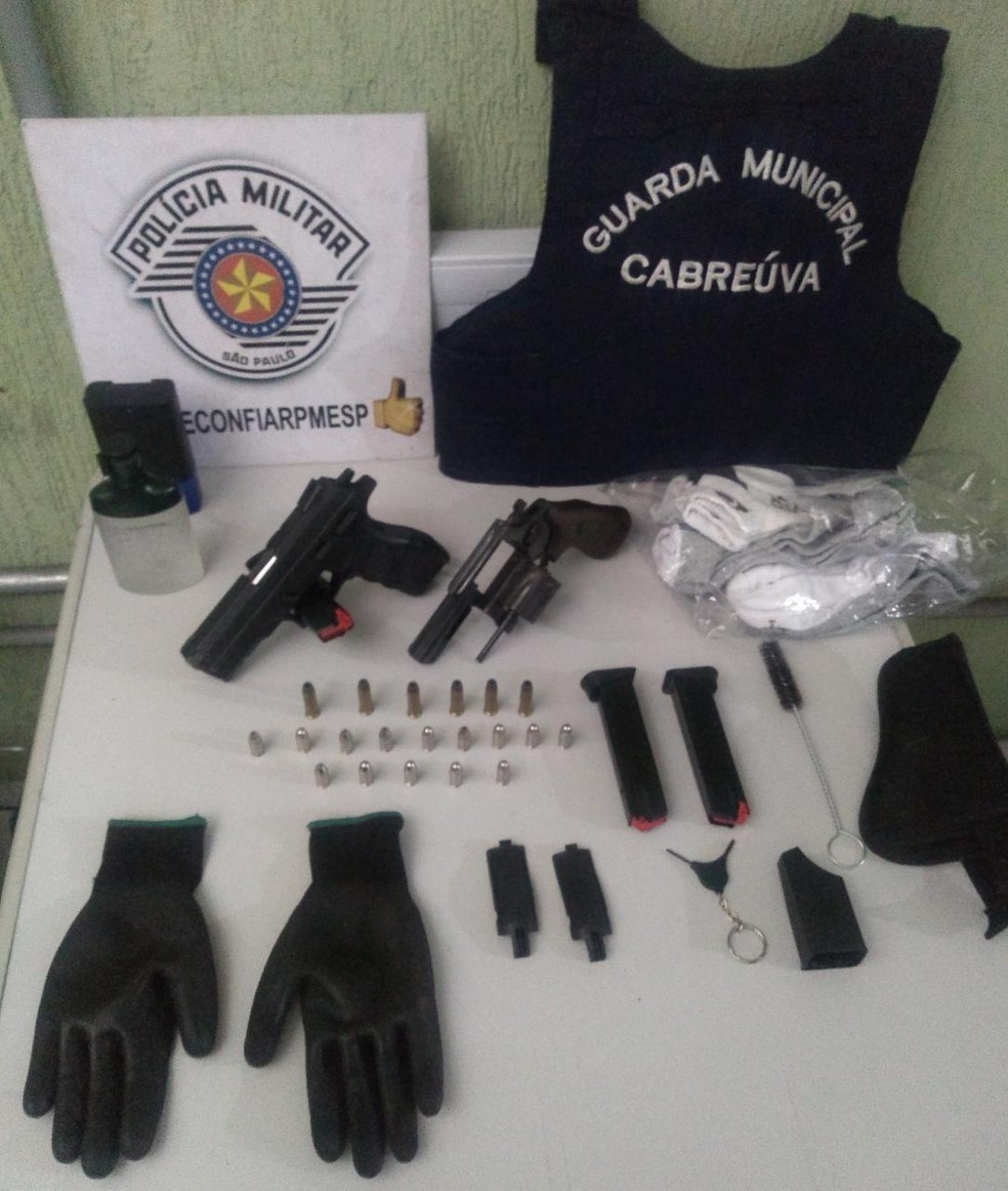 Dois homens foram presos após simularem assalto contra empresa de segurança em Cabreúva (SP). — Foto: Polícia Militar