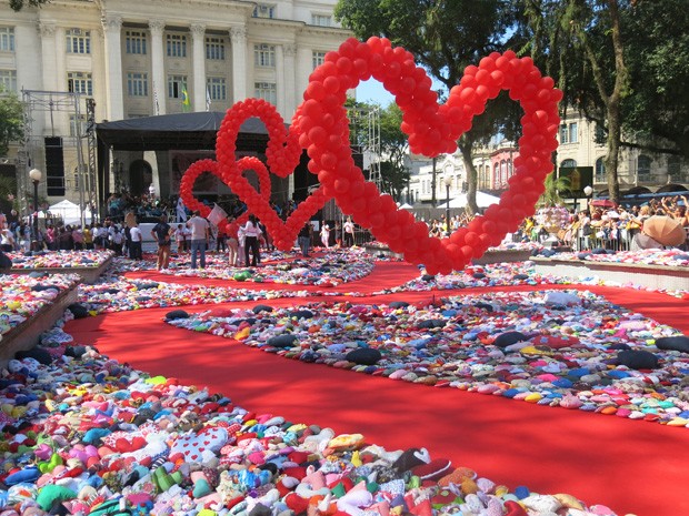 Ação do Coração coloriu a Praça Mauá, em Santos, SP (Foto: Anna Gabriela Ribeiro / G1)