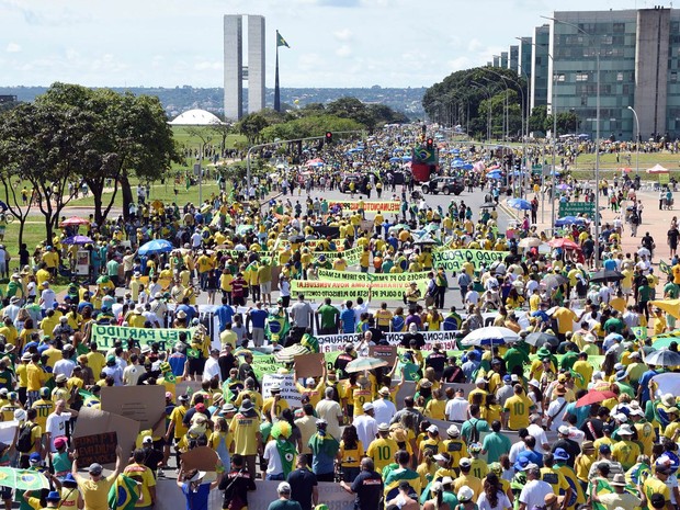Manifestação reúne milhares de pessoas caminhando na direção do Congresso Nacional, na Esplanada dos Ministérios, em Brasília (Foto: Evaristo Sá/AFP)