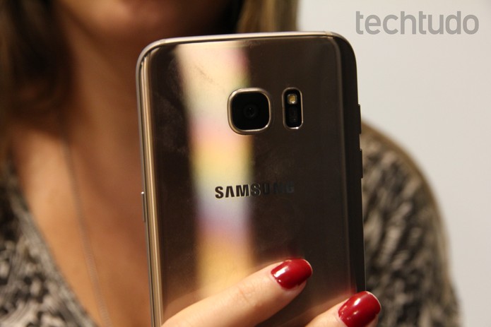 Com corpo de metal, Galaxy S7 Edge tem design premium (Foto: Luana Marfim/TechTudo)