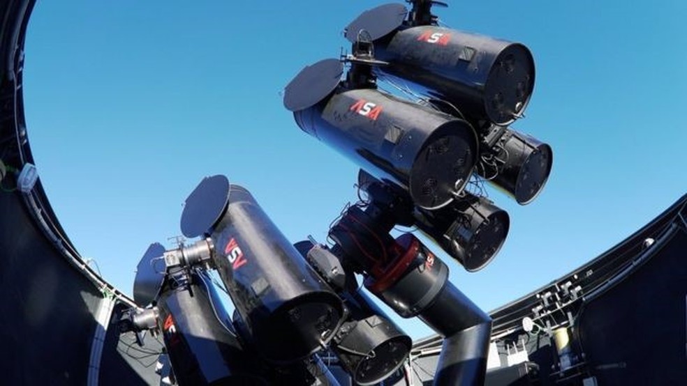 Novo telescópio parece uma bateria de lançadores de foguetes — Foto: BBC NEWS/KEVIN CHURCH