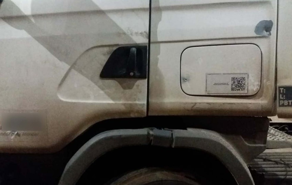 Marcas de disparos de arma de fogo efetuadas contra caminhão que se recusou a parar em ponto de bloqueio (Foto: PRF/Divulgação)