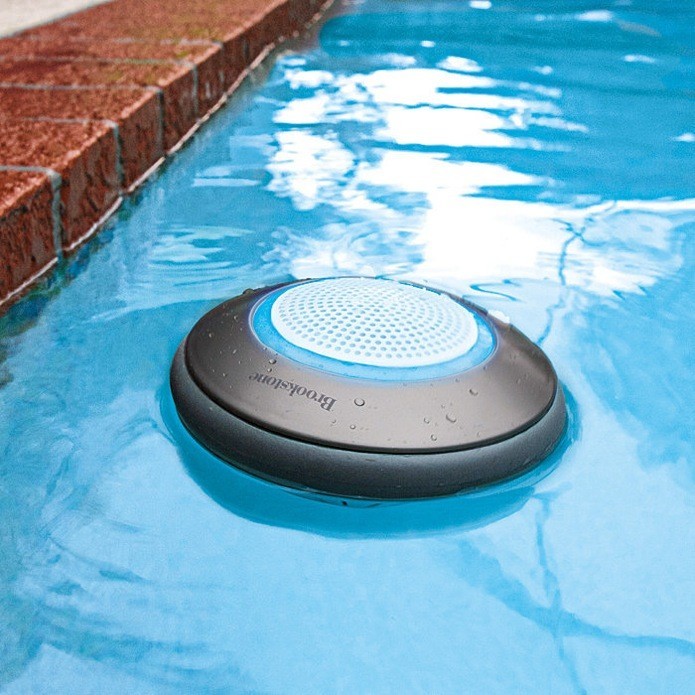 Brokstone Bluetooth é ideal para ser usada na piscina (Foto: Divulgação/Brookstone)