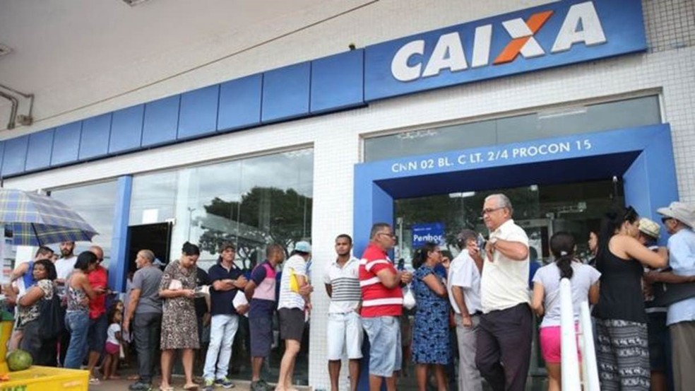 Fila em frente Ã  agÃªncia da Caixa para saque do FGTS em 2017 â Foto: Antonio Cruz/AgÃªncia Brasil
