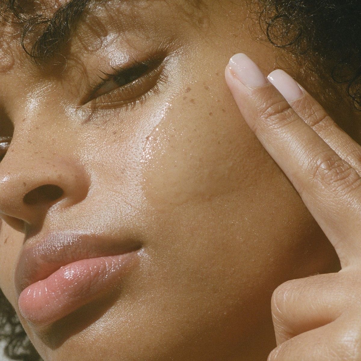 A niacinamida consegue ser branda e ao mesmo tempo eficiente, podendo ser utilizada em todos os tipos de pele, inclusive nas peles sensíveis (Foto: Reprodução Instagram @summerfridays)