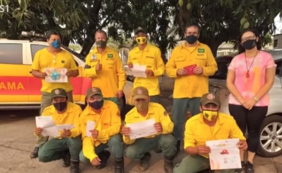Brigadistas com as cartinhas dos alunos  — Foto: TV Morena 