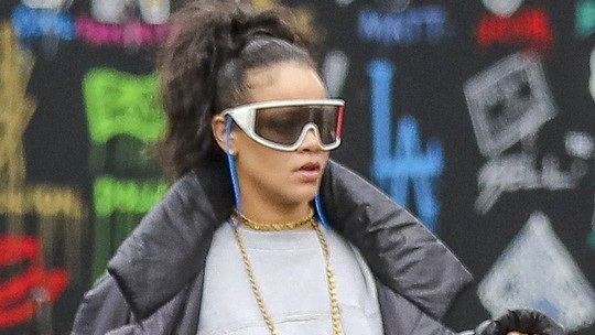 Grávida, Rihanna mostra barrigão de segundo filho em dia de compras