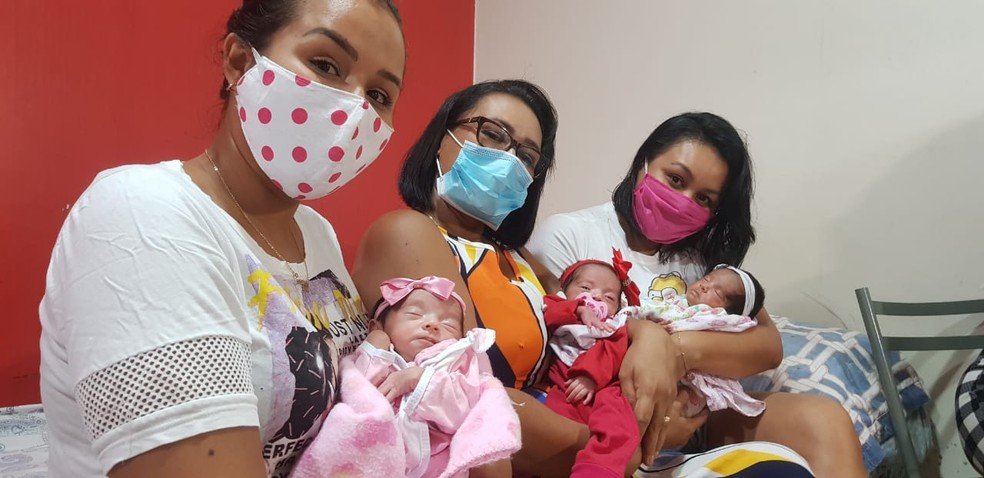 Michelle, a mãe (no meio) conta com ajuda da família para cuidar das "mais velhas".Giovana ainda está no hospital se recuperando — Foto: Arquivo pessoal