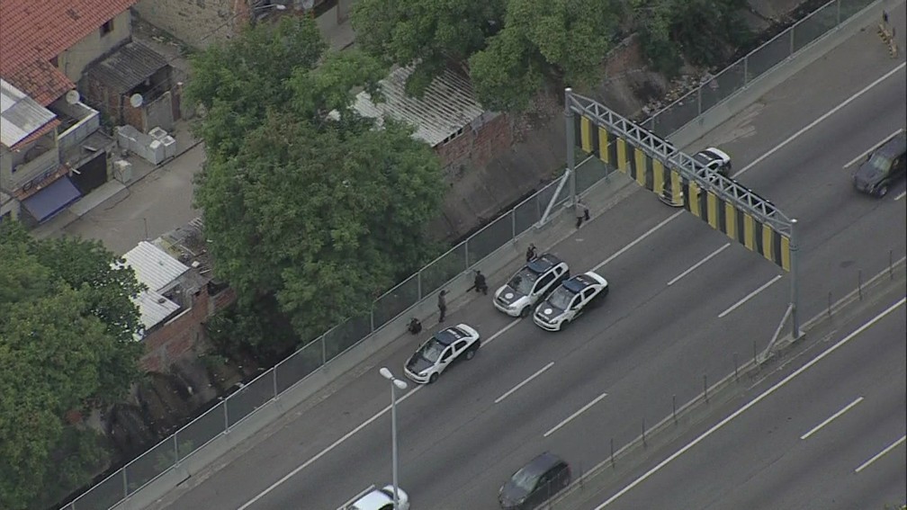 Policiais militares na Linha Amarela, altura da Cidade de Deus (Foto: Reprodução/ TV Globo)