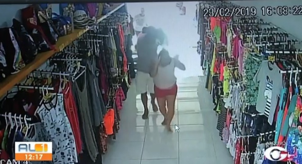 Imagens mostram momento que homem joga ácido na ex-mulher em Marechal Deodoro, Alagoas — Foto: Reprodução/TV Gazeta