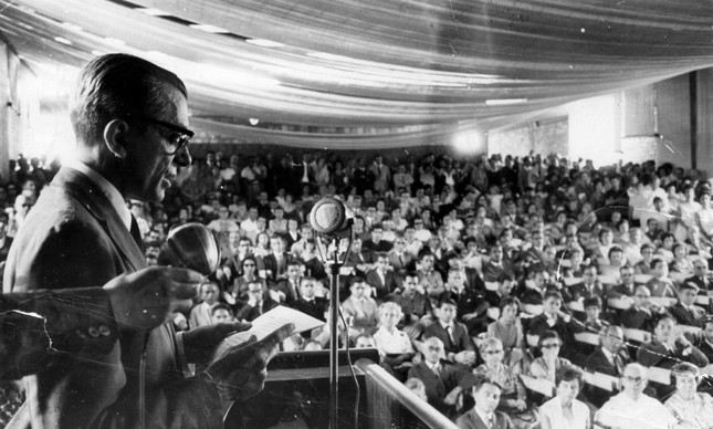 Anísio Teixeira durante inauguração da Universidade de Brasília, em 1962