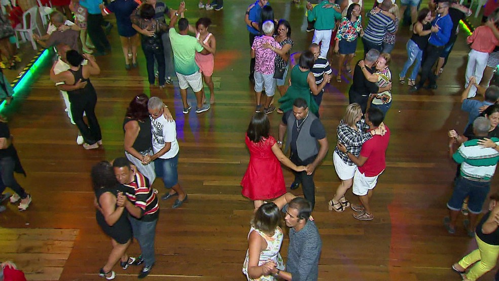 Clube das Pás, na Zona Norte do Recife, transmite jogo do Brasil contra a Bélgica — Foto: Reprodução/TV Globo