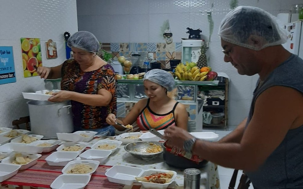 Família Menezes preparando quentihas para os moradores em Situação de Rua — Foto: Arquivo Pessoal