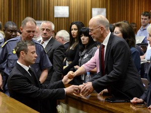 Oscar Pistorius é consolado por seus familiares após ser condenado a 5 anos de prisão pelo assassinato da namorada, a modelo Reeva Steenkamp. A sentença foi dada em um tribunal de Pretória, na África do Sul (Foto: Herman Verwey/Pool/Reuters)