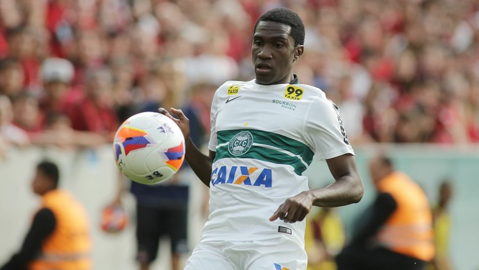 Momento do Coritiba esfria troca com Grêmio de Negueba por Edinho