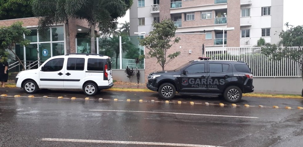 Polícia em cumprimento a mandado judicial, em Campo Grande — Foto: TV Morena
