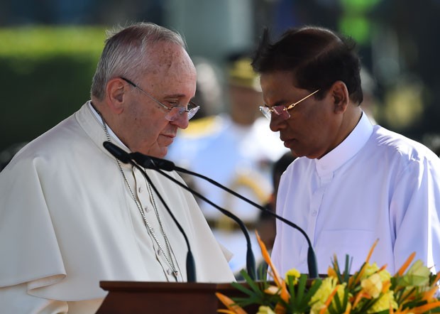 O Papa Francisco é visto ao lado do presidente do Sri Lanka, Maithripala Sirisena, durante cerimônia de recepção ao país nesta terça-feira (13) (Foto: Giuseppe Cacace/AFP)