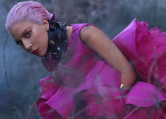 Lady Gaga em ensaio para a revista InStyle (Foto: Instagram)