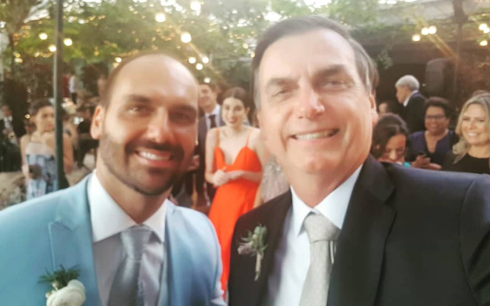 Eduardo Bolsonaro, ao lado do pai, o presidente Jair Bolsonaro deve ser indicador embaixador nos EUA â€” Foto: ReproduÃ§Ã£o / Instagram