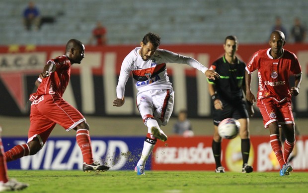 Ricardo Jesus chuta em jogo do Atlético-GO contra o América-RN no Serra Dourada (Foto: Renato Conde/O Popular)