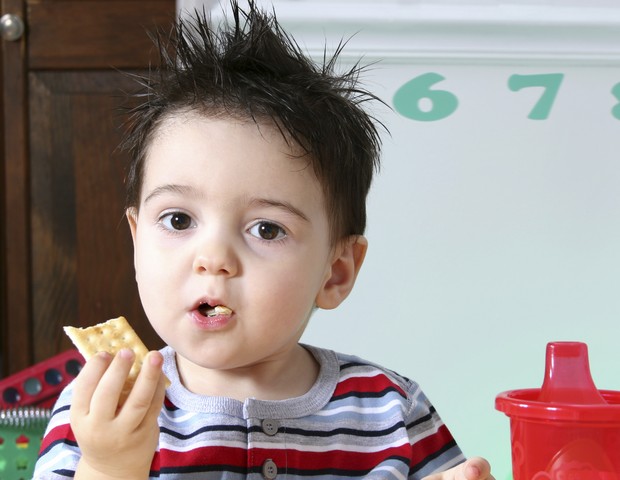 menino; comida; bolacha (Foto: Thinkstock)