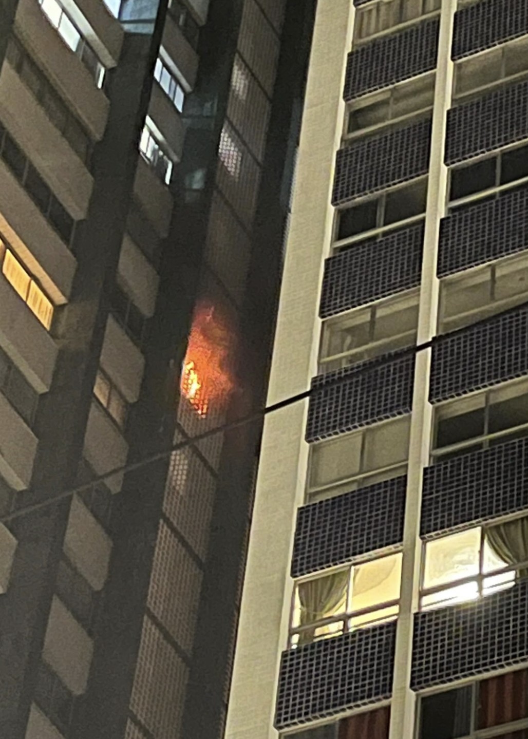 Incêndio atinge apartamento no 16º andar de prédio na Rua da Aurora, no Recife