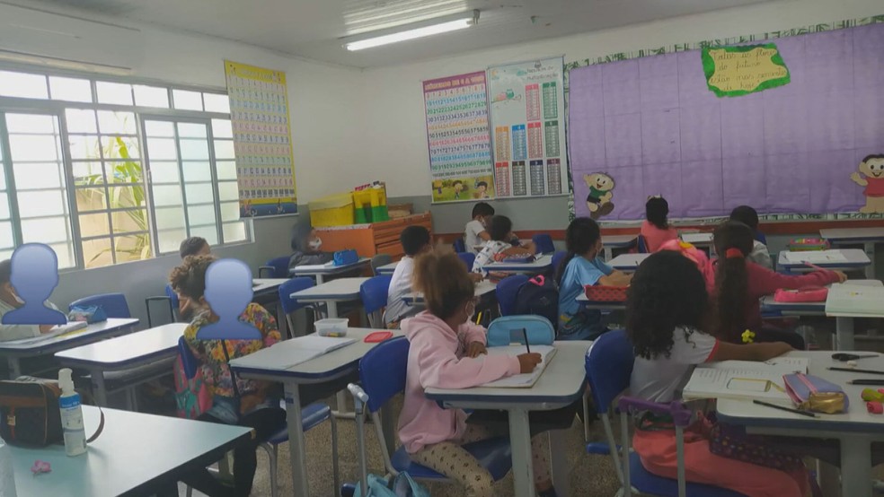Sala cheia depois de retorno 100% presencial das aulas na rede pública do DF — Foto: TV Globo/Reprodução