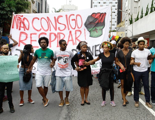 Manifestantes protestam contra a morte de Pedro Gonzaga, assassinado por um segurança do supermercado Extra, no Rio de Janeiro (Foto:  (Photo by Fabio Vieira/FotoRua/NurPhoto via Getty Images))