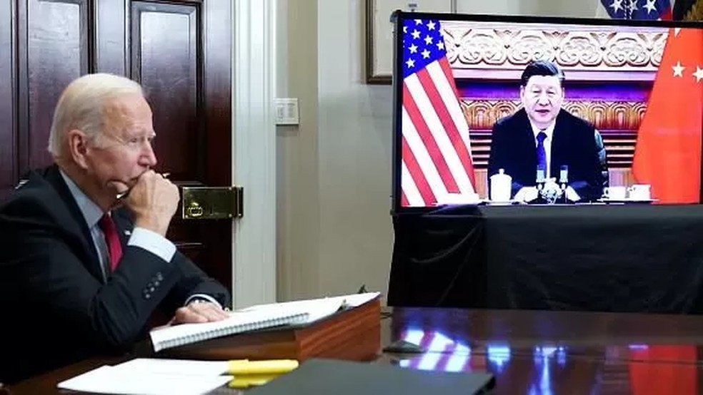 O presidente americano Joe Biden em reuni&atilde;o virtual com o presidente chin&ecirc;s Xi Jinping em dezembro de 2021 &mdash; Foto: AFP via Getty Images