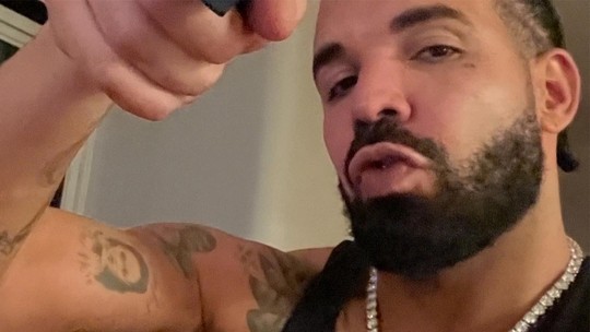 Drake usa colar de 42 diamantes para as mulheres que pensou em pedir em casamento