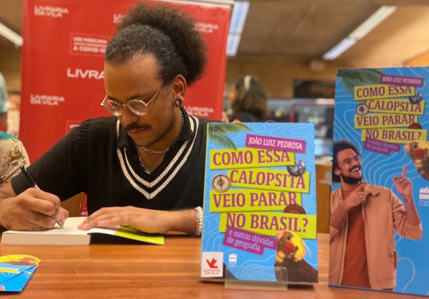 João Luiz Pedrosa assina livro em noite de autógrafos de sua primeira publicação, “Como essa calopsita veio parar no Brasil? – e outras dúvidas de geografia”, em São Paulo (SP) (Foto: Ana Beatriz Gonçalves)