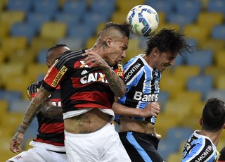 Geromel e Guerrero reeditam duelos alemães com doblete e jogo de 7 gols