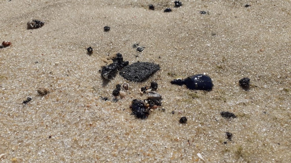 Manchas de óleo na Barra de São Miguel, AL, são pequenas — Foto: Heliana Gonçalves/TV Gazeta