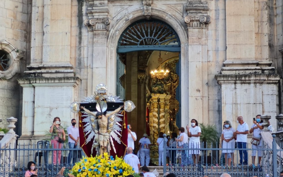 Galeota 'Gratidão do Povo' é levada à igreja Conceição da Praia para iniciar festejos de Bom Jesus dos Navegantes — Foto: Eduardo Oliveira/TV Bahia