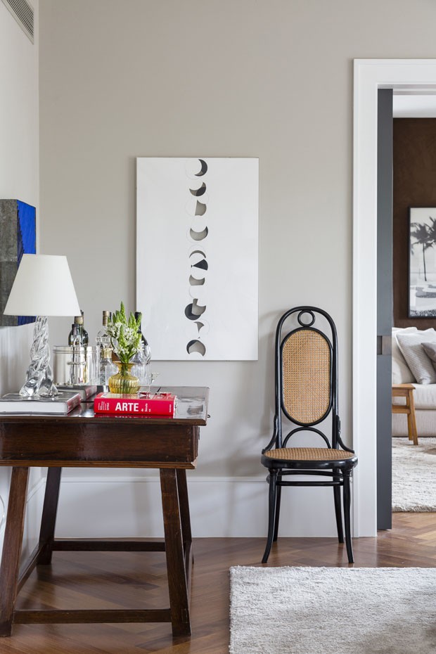 Branco, cinza e madeira emolduram coleção de arte em apartamento (Foto: Divulgação)