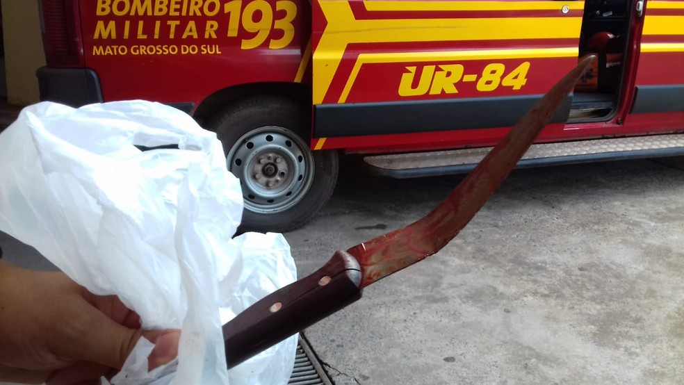 Faca usada no crime foi apreendida suja de sangue em MS — Foto: Corpo de Bombeiros/Divulgação