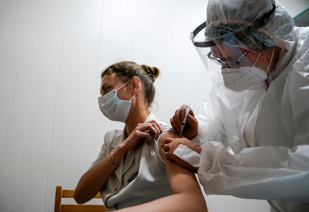 Profissional de saúde recebe vacina Sputnik V contra a Covid-19 em um hospital regional de Tver, cidade a cerca de 180km a noroeste de Moscou, em outubro. — Foto: Tatyana Makeyeva/Reuters